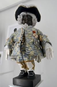 Habit de cour Louis XV Le plus ancien costume conservé, cousu de fil d'or et d'argent. En 1747, des soldats français volent la statuette qui est rapidement retrouvée. Pour s'excuser, le roi donne ce costume à Manneken-Pis et lui décerne le titre de chevalier de l'Ordre de Saint-Louis.