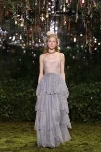 Robe à étages volantés de dentelle Leavers Chantilly collection haute couture printemps-été 2017 « Caducité » Christian Dior Couture [dentelle Solstiss] © Dior
