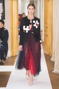 Robe en dentelle Leavers à motif organique (macrophotographie de larmes). Collection haute couture automne-hiver 2017-2018 « Les vases communicants » [dentelle Darquer] © Schiaparelli