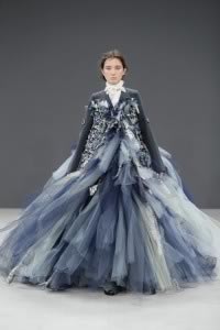 Veste et jupe en tulle et dentelle recyclée. Collection haute couture automne-hiver 2016-2017 © Viktor&Rolf