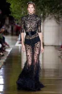 Robe en dentelle Leavers rebrodée de perles et plumes, collection couture automne-hiver 2017–2018, Zuhair Murad [dentelle Sakae Lace] © Zuhair Murad