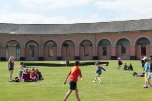 vue-de-la-cour-elliptique-du-grand-hornu-c-grand-hornu