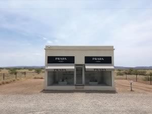 Une boutique Prada en plein desert ! C'est pas du luxe… © Pierre Millet