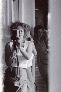 Delphine Seyrig et l’actrice Viva lors du tournage de Sois belle et tais-toi, 1975 © Archives Seyrig