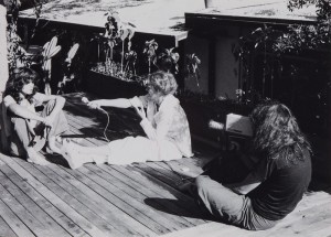 Anonyme, Delphine Seyrig, Maria Schneider et
Carole Roussopoulos pendant le tournage de
Sois belle et tais-toi, 1975. Archives Seyrig.
© Duncan Youngerman