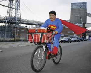 Superman
Noe Reyes, de l’état de Puebla,
est livreur à Brooklyn. Il envoie au
Mexique 500 dollars par semaine.