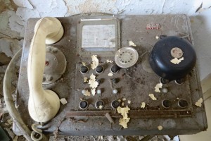Poste de téléphone RFT abandonné dans une boulangerie industrielle à Francfort-sur-L'Oder, janvier 2016. Photo © Nicolas Offenstadt / Albin Michel
