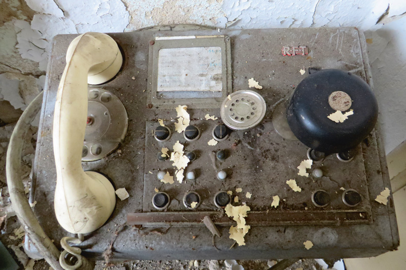Poste de téléphone RFT abandonné dans une boulangerie industrielle à Francfort-sur-L'Oder, janvier 2016. Photo © Nicolas Offenstadt / Albin Michel
