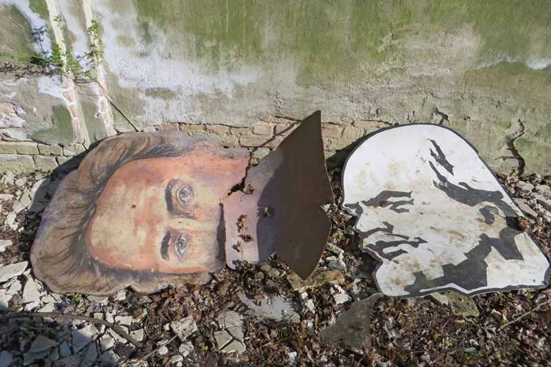 Effigies de Lénine et Rosa Luxemburg abandonnées dans l'usine de fibres chimiques de Premnitz, avril 2015. Photo © Nicolas Offenstadt / Albin Michel