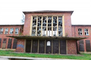 Vue sur l'entrée de la gare fermée de la Schwarze Pumpe, août 2014.
La "Pompe noire" fut le plus grand ensemble de traitement de lignite (charbon naturel)
au monde. Elle fut érigée au coeur de la Lusace, dans les années 1950.