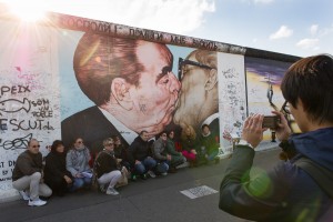 Le Baiser fraternel, Dmitri Vrubel. 1990 (c) Philip Koschel