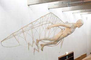 Vue d'exposition, Luc Schuiten, Sautraile,
mannequin appareillé, prototype, 270 x 200 x40 cm
© photo Julien Damien