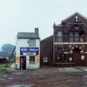M. ET MME HUDSON. MERCREDI 14 AOÛT 1974. 11 HEURES.
SEACROFT GREEN, LEEDS. J’AIME BIEN LA MANIÈRE DONT
L’ÉCHOPPE EST CALÉE CONTRE L’ÉCHELLE.
ILS VIENNENT D’EMMÉNAGER DANS UNE NOUVELLE BOUTIQUE
SITUÉE AU MÊME ENDROIT, ET L’ÉGLISE SE FAIT RAVALER LA
FAÇADE POUR S’HARMONISER AVEC L’ENSEMBLE.
© PETER MITCHELL / RRB PHOTOBOOKS