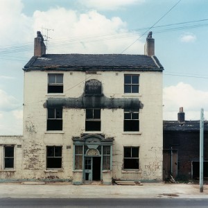 THE NEW PEACOCK INN, LEEDS, 1974. LE FAIT QUE CE PUB
SE TROUVE À CÔTÉ DU TERRAIN DE FOOT N’EN FAISAIT PAS
L’ENDROIT LE PLUS SÛR AU MONDE, D’AUTANT PLUS QUE LES
COULEURS DE MON ÉCHARPE FAVORITE ÉTAIENT PRESQUE LES
MÊMES QUE CELLES DU CLUB DE WEST HAM...
© PETER MITCHELL / RRB PHOTOBOOKS