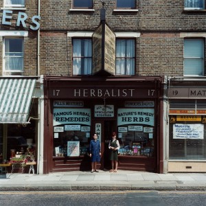 MME MCARTHY ET SA FILLE. SAMEDI 7 JUIN 1975. MIDI.
SANGLEY ROAD, LONDRES.
EN PLUS DE FOURNIR DES REMÈDES NATURELS, ELLES
POURVOIENT AUSSI À « CERTAINES CHOSES » DE MANIÈRE
DISCRÈTE.
© PETER MITCHELL / RRB PHOTOBOOKS
