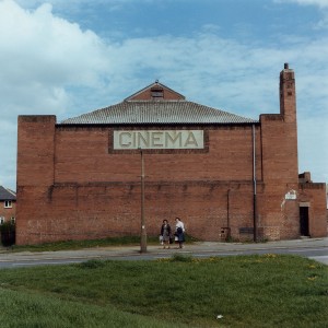 DEUX DAMES INCONNUES. HEURE INCONNUE. LEEDS. JE ME
RAPPELLE QU’ELLES REFUSAIENT DE SE DÉPLACER TANT QUE JE
NE LEUR AURAIS PAS EXPLIQUÉ POURQUOI JE VOULAIS
PHOTOGRAPHIER UN MUR VIDE. LES MOTS NOUS MANQUENT
DANS DES SITUATIONS COMME CELLE-LÀ.
© PETER MITCHELL / RRB PHOTOBOOKS