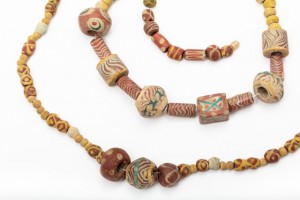 Colliers ambre, verre et matière osseuse - (c)Musée royal de Mariemont - photo B Felgenhauer