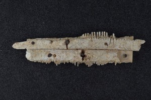 Peigne-  Os gravé à la pointe VIe -VIIe s. L. 13,5cm; l. 3,6cm; e. 1cm Collection archéologique, Ville de Mons, Artothèque  (c)L'Atelier de l'Imagier