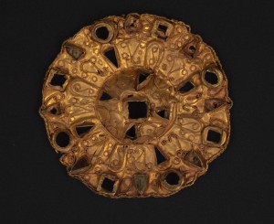 Fibule discoïde à umbo central et verroteries montées en bâte  (c)L'Atelier de l'Imagier