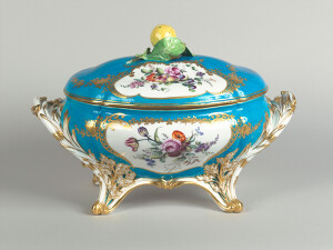 Service à fond bleu céleste de Louis XV,
1753-1755, châteaux de Versailles et de Trianon © RMN-Grand Palais (Château de Versailles) / Gérard Blot