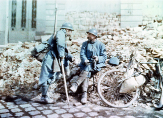 Fernand Cuville, Reims, deux poilus place Royale.
Marne, 1917 © Fernand Cuville/Collection Mick Micheyl – Jean-Baptiste Tournassoud/ECPAD/Défense/AUL 21