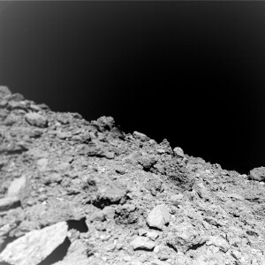 Surface de l’astéroïde Ruygu photographiée par
l’atterrisseur Mascot. Taille pixel de l’image : 2133 x
2133, Fichier JPG, Taille finale = 762 x 762 mm
© Jaumann et al Science (2019)