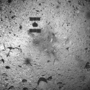 Ombre de la sonde Hayabusa2 sur la surface
de l’astéroïde Ryugu. Taille pixel de l’image : 2500 x
2500, Fichier JPG, Taille finale = 762 x 762 mm © JAXA,
University of Tokyo, Kochi University, Rikkyo University,
Nagoya University, Chiba Institute of Technology, Meiji
University, University of Aizu, AIST
