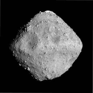 Astéroïde Ryugu photographié par la sonde
Hayabusa2. Taille pixel de l’image : 2800 x 2800,
Fichier JPG., taille finale = 762 x 762 mm © JAXA,
University of Tokyo, Kochi University, Rikkyo University,
Nagoya University, Chiba Institute of Technology, Meiji
University, University of Aizu, AIST.