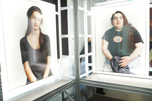 Vue d'exposition Détenues, Bettina Rheims © Julien Damien