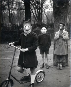Agnès Varda, Mardi gras, 1953, Paris
© Succession Agnès Varda, Coll. R. Varda