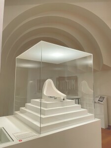 Vue d'exposition, Marcel Duchamp,
Fontaine, 1917/1964, Paris, MNAMCentre
Pompidou © Association
Marcel Duchamp / Adagp, Paris ;
Photo © Zoé Van Reckem