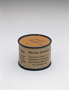 Piero Manzoni, Merda d’artista (Merde d'artiste), 1961,
boîte de conserve avec étiquette, fer-blanc, papier imprimé ,
Paris, MNAM-Centre Pompidou.
Crédit photo © Centre Pompidou, MNAM-CCI/Philippe Migeat/Dist. RMN-GP
Copyright de l’oeuvre © Adagp, Paris