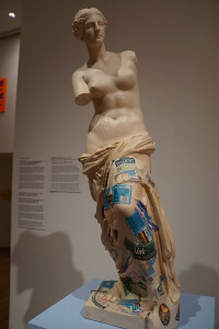 Vue d'exposition, Présence Panchounette
La Vénus de Mille eaux, (1888-1988)
Copie de la Vénus de Milo en plâtre,
étiquettes d'eau minérale, 85.5 × 25 × 16 cm,
Coll. MAMCO, Photo © Julien Damien
— n°