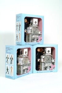 Wim Delvoye, Action Doll, 2007, poupée 
Wim Delvoye et accessoires 
(pistolet à tatouer, bottes, téléphone portable 
et reproduction de la Cloaca n° 5), 
prêt de l’artiste.