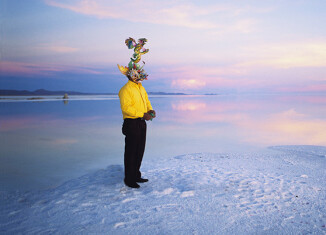 Enrique Ramírez , Un hombre que camina © Enrique Ramírez, ADAGP Paris 2022. Courtesy de l'artiste et Michel Rein, Paris Brussels