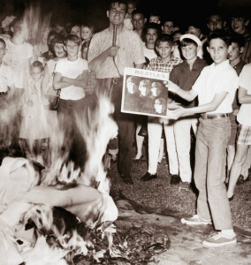 Lors du "Beatles Burning", des adolescents posent devant la station WAYX-AM, où sont brûlés des disques en réaction aux propos de John Lennon, déclarant que les Beatles étaient plus populaires que Jésus-Christ © Bettmann / Getty Images
