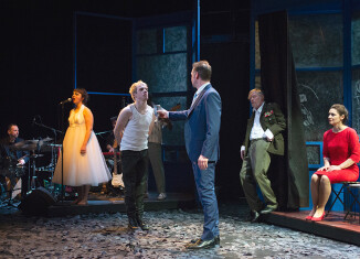 Adaptation et mise en scène Emmanuel Dekoninck
Avec Thomas Mustin, Bénédicte Chabot, Alain Eloy, Fred Malempré, Gilles Masson, Fred Nyssen, Taïla Onraedt, Gaël Soudron, Jérémie Zagba