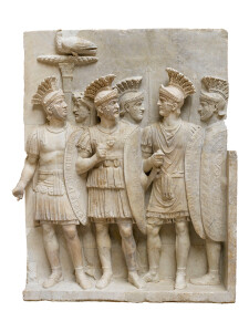 Relief des soldats prétoriens, Sculpture, relief Marbre Musée du Louvre, département des Antiquités grecques, étrusques et romaines © RMN - Grand Palais (Musée du Louvre) / Hervé Lewandowski