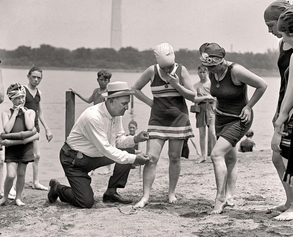 À Washington en 1922, un policier mesure la distance du genou au costume de bain