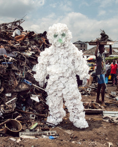 Jules Disoluka Sarkozi, L'Homme gobelet,
quartier de Matonge Kimpwanza à Kinshasa, 2020.
© Stéphan Gladieu