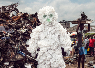Jules Disoluka Sarkozi, L'Homme gobelet,
quartier de Matonge Kimpwanza à Kinshasa, 2020.
© Stéphan Gladieu