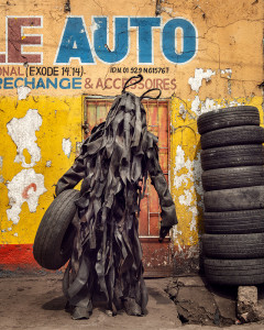 Junior Longa Longa Mosengo, dit "Savant Noir", L'Homme pneu,
quartier de Matonge Kimpwanza à Kinshasa, 2020
© Stéphan Gladieu