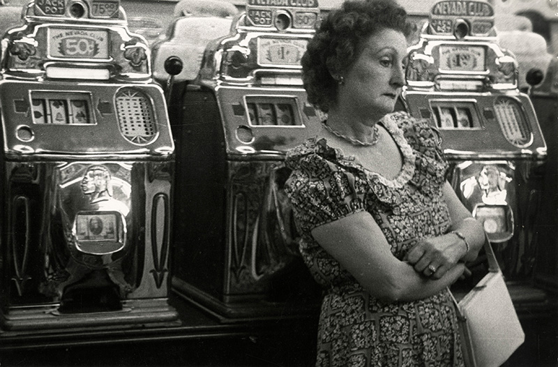 Lisette Model Nevada, Reno, Slot
machines, 1949
© Lisette Model avec
l’aimable autorisation
de Baudoin Lebon et
Avi Keitelman Nevada, Reno, Slot
machines, 1949
© Lisette Model avec
l’aimable autorisation
de Baudoin Lebon et
Avi Keitelman