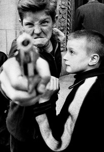 Institut pour la photographie, Gun 1 © William Klein