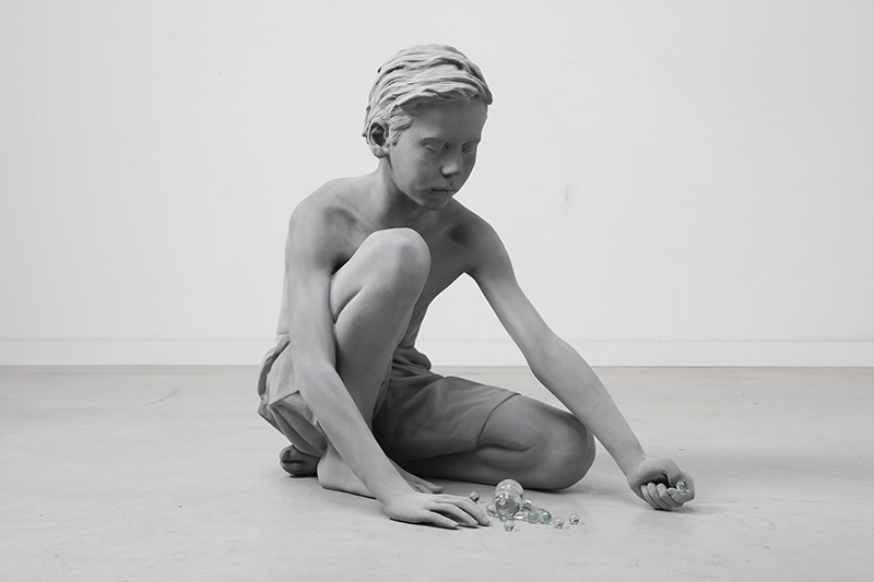 Timo (marbles), sculpture, 2018, 42 × 67× 45 cm, revêtement, polyester, verre © Studio Hans Op de Beeck, ADAGP, Paris, 2023
