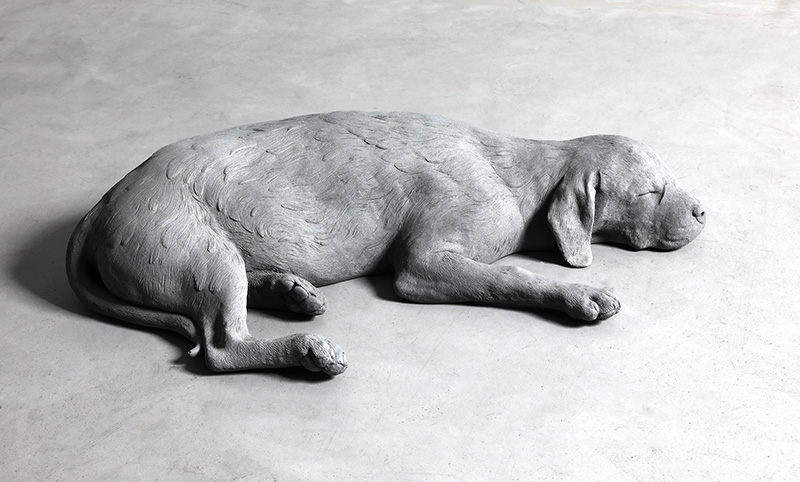 Hans Op de Beeck Dog 2019 Revêtement, polyester 62 × 58 × 30 cm © Studio Hans Op de Beeck, ADAGP, Paris 2023