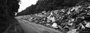 La bretelle désaffectée de l’autoroute A601 était l’un des trois sites de stockage des 150 000 tonnes de déchets récoltés dans les communes touchées par les
inondations de juillet 2021. Sur plusieurs kilomètres, des déchets en tous genres doivent être évacués et traités.
Date de prise de vue :
août 2021
© Gaël Turine