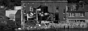Dans la vallée de la Vesdre, la ville de Pepinster a fortement été touchée par les inondations. Des quartiers entiers ont été submergés et des dizaines d’habitations anciennes n’ont pas résisté à la force du courant et aux impacts avec des voitures, troncs d’arbres, machines à laver… emportés par le courant.
Date de la prise de vue :
septembre 2021
© Gaël Turine
