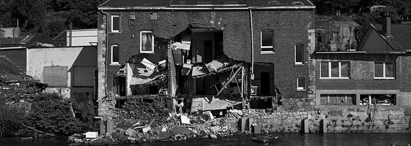 Dans la vallée de la Vesdre, la ville de Pepinster a fortement été touchée par les inondations. Des quartiers entiers ont été submergés et des dizaines d’habitations anciennes n’ont pas résisté à la force du courant et aux impacts avec des voitures, troncs d’arbres, machines à laver… emportés par le courant. Date de la prise de vue : septembre 2021 © Gaël Turine