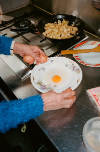 Au Pan coupé, à Paris, 2022. Le midi, Marie-Jeanne prépare son plat fétiche : omelette aux pommes de terre !